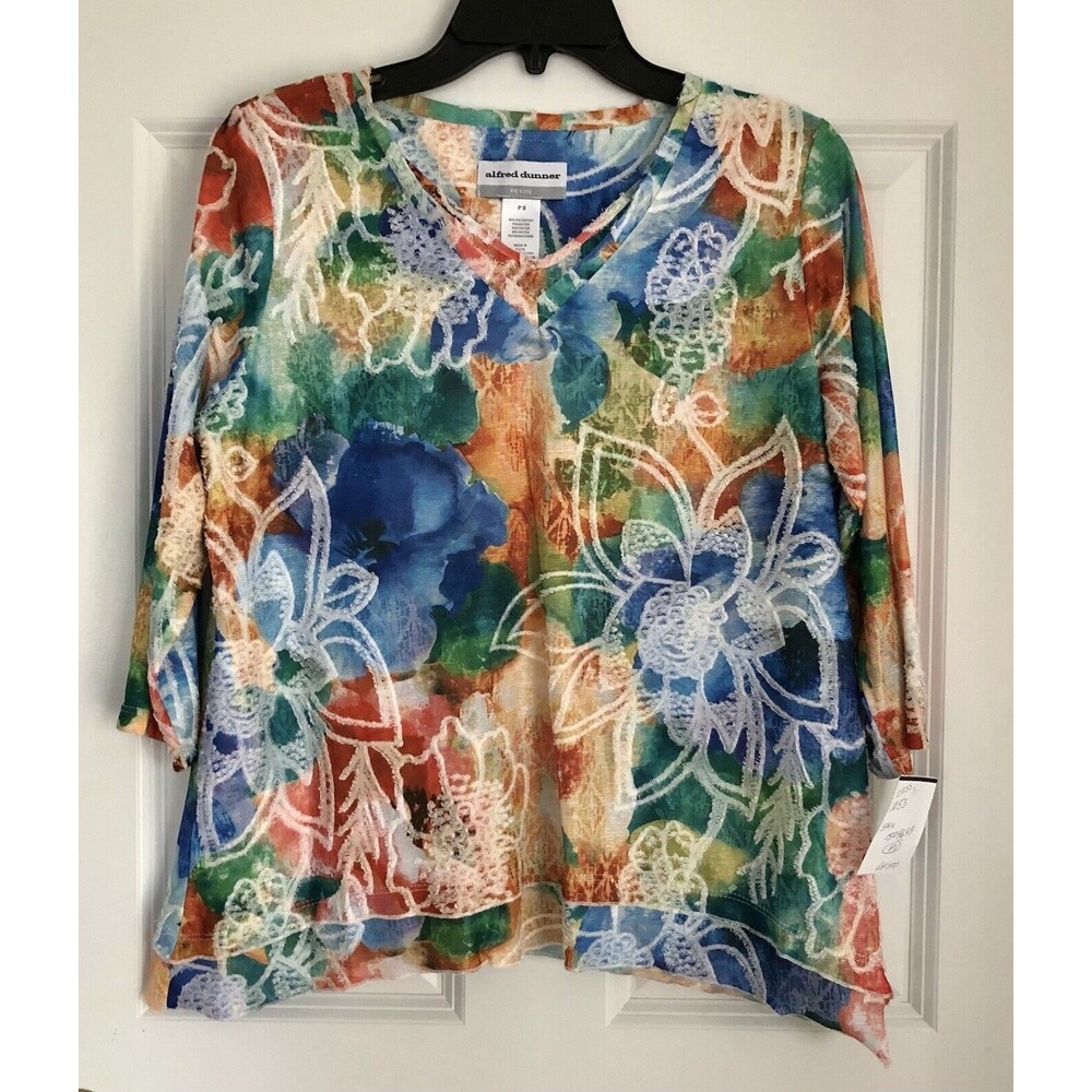 ALFRED DUNNER PETITE SMALL TOPS MOODY WATERCOLOR FLORAL V-NECK SHARKBITE HEM